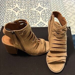 Universal Thread Beige Strappy Chunky Heeled Sandals